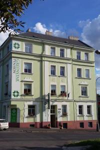 een groot groen en wit gebouw in een straat bij Penzion Greenstar in Ústí nad Labem