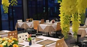 een groep tafels en stoelen met bloemen erop bij The Grace Residence in Surin