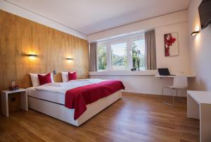 ein Schlafzimmer mit einem großen Bett und einem Fenster in der Unterkunft Hotel Restaurant Rhy in Oberriet