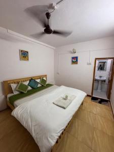 een groot bed in een slaapkamer met een plafond bij Crazy Camel Hotel & Safari in Jaisalmer