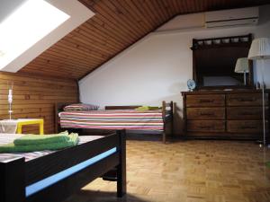 1 dormitorio en el ático con 2 camas y vestidor en Holiday House Sara, en Opatija