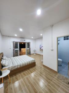 a bedroom with a bed in the middle of a room at 198 House in Ban Khlong Pleo