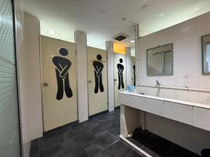 Phòng tắm tại Capsule Inn +15 ảnh