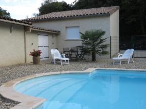 een zwembad voor een huis bij La petite maison in Malataverne