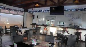 TV a/nebo společenská místnost v ubytování Moonbay Marina the Villas