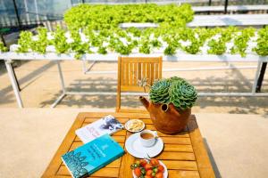 En balkon eller terrasse på Vườn Nhà Đan Homestay + 58 billeder