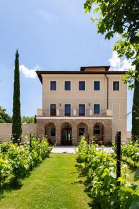 een groot gebouw met een gazon ervoor bij Cincinnato Wine Resort in Cori