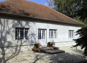 un edificio blanco con ventanas y techo en Füveskert, en Erdőbénye