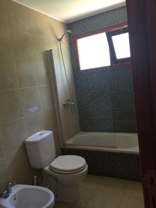 Un baño con inodoro, ducha y lavabo. en Complejo Iansá, en Valeria del Mar 31 fotos más