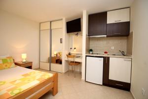A kitchen or kitchenette at Apartments Kordić