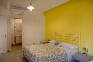 Ένα ή περισσότερα κρεβάτια σε δωμάτιο στο B&B A due Passi dal Mare