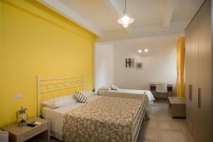 Ένα ή περισσότερα κρεβάτια σε δωμάτιο στο B&B A due Passi dal Mare