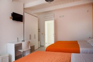 Ένα ή περισσότερα κρεβάτια σε δωμάτιο στο B&B A due Passi dal Mare