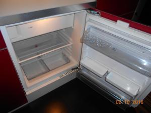 een lege koelkast met de deur open in een keuken bij Apartament Podgórna 12 in Toruń