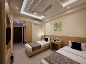 een hotelkamer met 2 bedden en een plafond bij RION - A Boutique Hotel in Udaipur