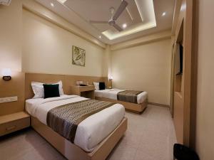 een hotelkamer met 2 bedden en een plafond bij RION - A Boutique Hotel in Udaipur +42 foto's