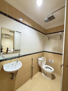 een badkamer met toilet en wastafel bij Ariyani Hotel Dungun in Gua Sai
