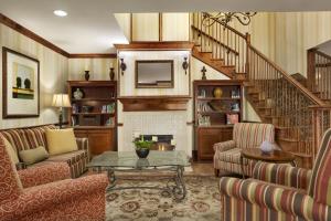 Posezení v ubytování Country Inn & Suites by Radisson, Macon North, GA