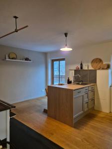 an empty kitchen with a counter and a kitchen island at haus nummer fünf - inklusive Chiemgau Karte in Siegsdorf