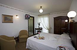 A bed or beds in a room at Hotel Mazzoleni