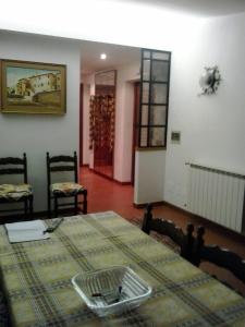 een kamer met een tafel met een schotel erop bij Apartment De Gasperi in Serrone