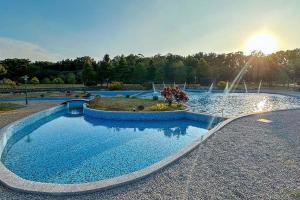 una grande piscina con fontana in un parco di Jade Garden Hotel - 翠華會館 a Gukeng