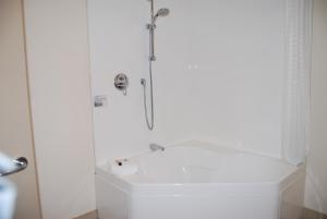 Distinction New Plymouth Hotel的一间浴室