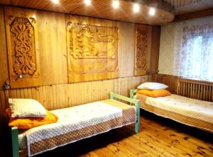 スリュジャンカにあるDelightの木製の壁の客室で、ツインベッド2台が備わります。