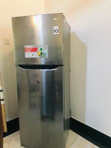 een metalen koelkast in een hoek van een kamer bij Villa insy in Galle