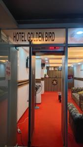 een gouden vogeltje in een hotelkamer bij Hotel Golden Bird in Dhaka