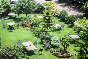 una vista sul giardino con tavoli e sedie di Samsara Boutique Hotel a Kathmandu