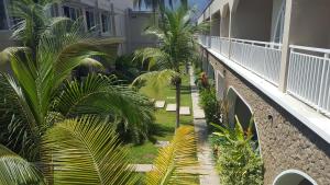 Um jardim no exterior de Novo Turismo Resort & Spa