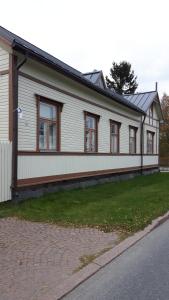 a white house with windows on the side of it at Pikisaari Apartment in Oulu