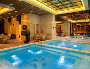 Swimmingpoolen hos eller tæt på Yihe Grand Hotel