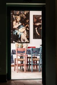 comedor con mesa, sillas y carteles en Agriturismo Petrara, en Simeri