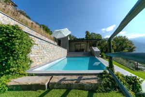 een zwembad in de achtertuin van een huis bij La Filanda di Viano in Villa in Tremezzo