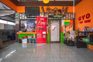 un negozio con un cartello di divieto di incendio in mezzo a una stanza di OYO 586 I Hostel Phuket a Ban Ket Ho