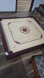 een tafel met een klok erop op de vloer bij Mount Wave Holiday Pool Villa in Wayanad