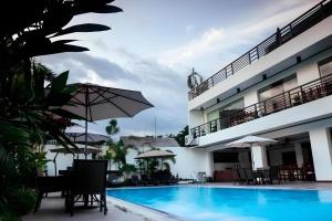 Bazén v ubytování Ipil Suites Puerto Princesa nebo v jeho okolí