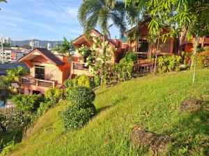 een huis bovenop een grasheuvel bij The Cozy House in Karon Beach