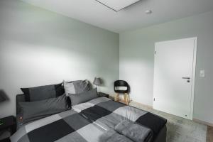 een slaapkamer met een bed en een bank bij NürbLife Hotel in Nürburg