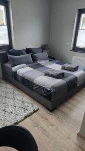 een groot bed in een kamer met twee kussens erop bij NürbLife Hotel in Nürburg +12 foto's