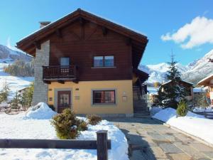 a house with a balcony in the snow at Chalet Mott in Livigno