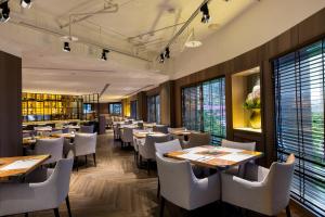 En restaurant eller et andet spisested på Grand Forward Hotel