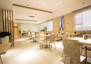 ein Restaurant mit Tischen und Stühlen in einer Cafeteria in der Unterkunft City Comfort Inn Nanning Langdong Changhu in Nanning