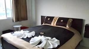 une chambre avec un grand lit avec des draps blancs dans l'établissement The Boss Sathorn Hotel, à Bangkok 111 autres photos