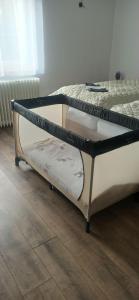 un letto in una stanza accanto a una struttura del letto di Soproniutas CentROOM Apartman a Sopron