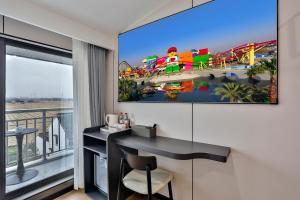 a room with a desk and a view of a roller coaster at WEN SI TE HOTEL in Shangta