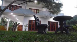 Vườn quanh Lagoon Beach Resort