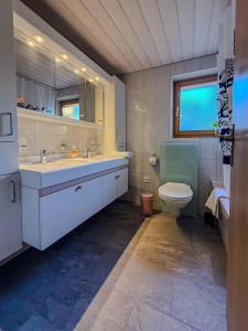 Phòng tắm tại LaVida Peak Mountain Ski Retreat Frutigen & Adelboden, free parking